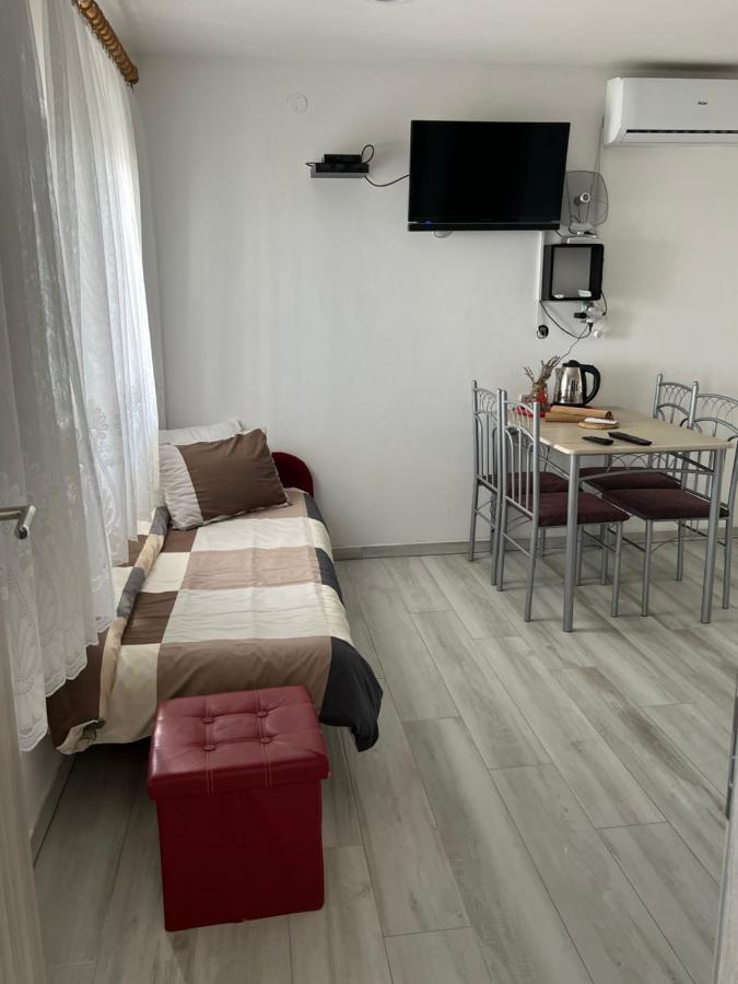 Apartments Linic Nin Eksteriør bilde